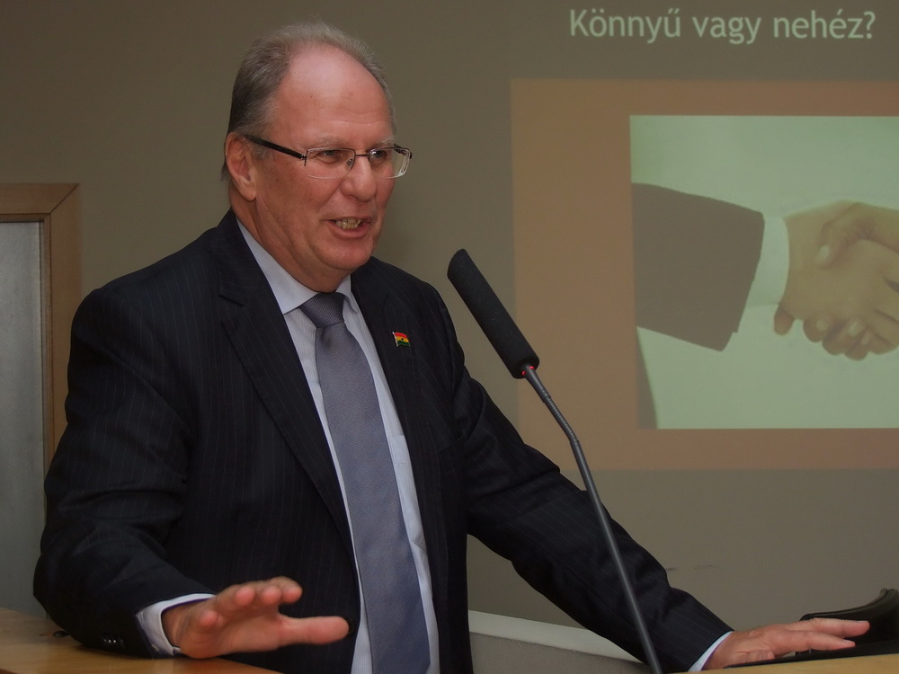 nyugatafrikaiforumeb.JPG