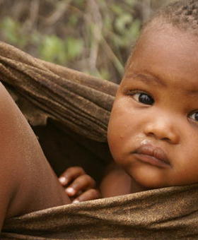 A szeretetteljes kapcsolat titka: babahordozás Afrikában